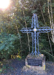 Ein Metallkreuz zur Erinnerung an Boisdorf
