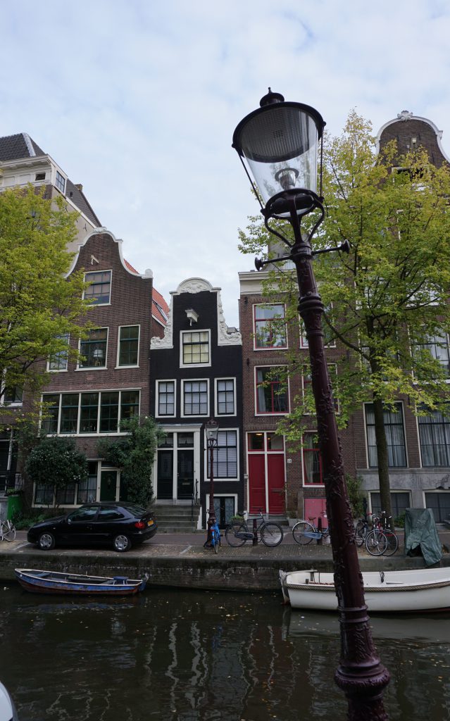 Wenn die Häuser in Amsterdam schon mal gerade sind (was hier selten genug vorkommt), hat die Laterne Schieflage.