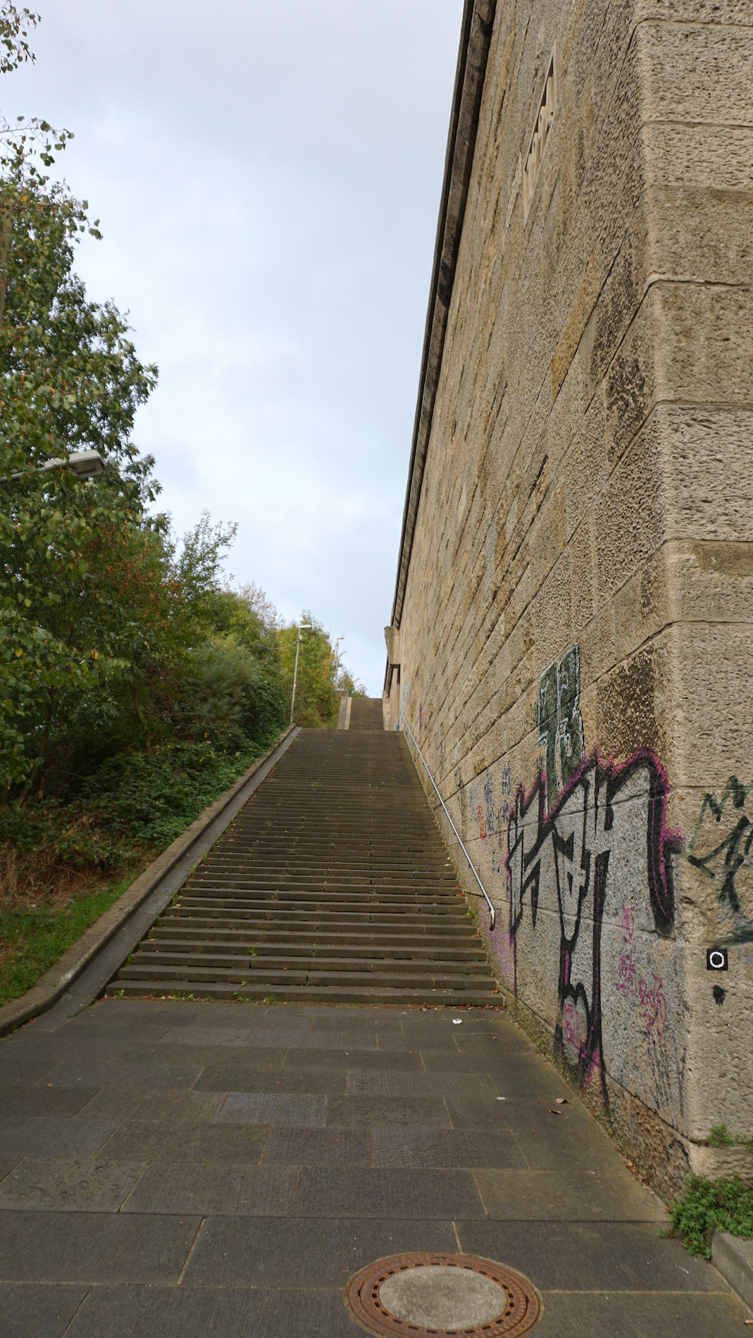 Treppe zur Rheinbrücke