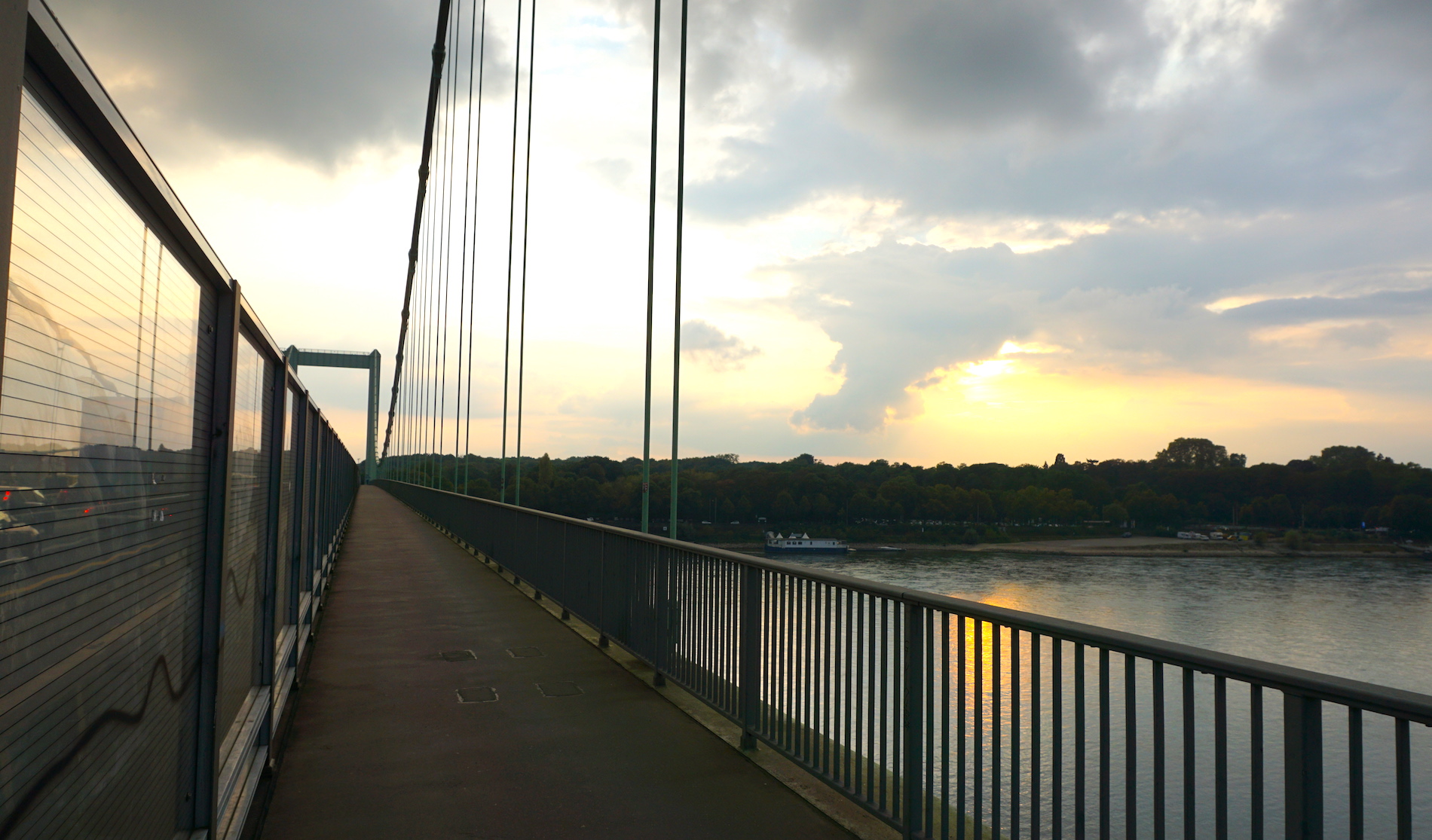 Über die Rheinbrücke nach Rosenkirchen