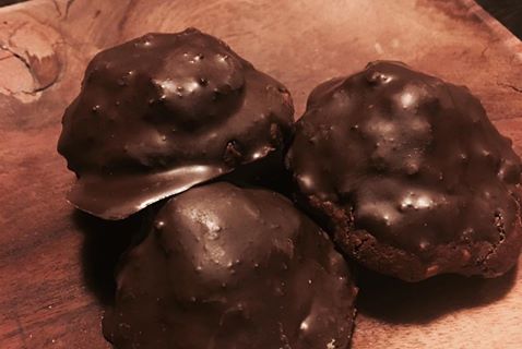 Drei Amarena-Plätzchen mit dunkler Schokolade vom Cologne Cookies Club 2016