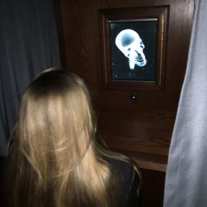 Eine Frau sitzt vor einem Röntgenautomat