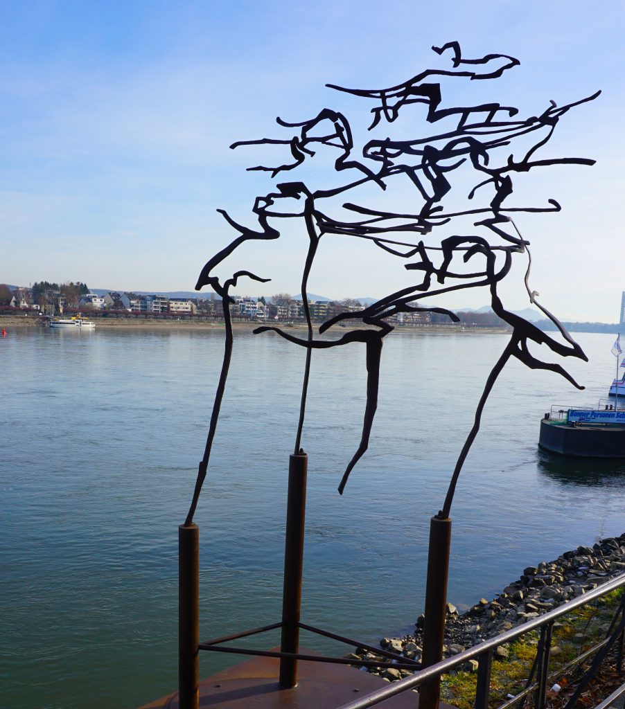 Skulptur des Parcours von Marco Di Piazza steht am Brassertufer beim Walk & Talk in Bonn
