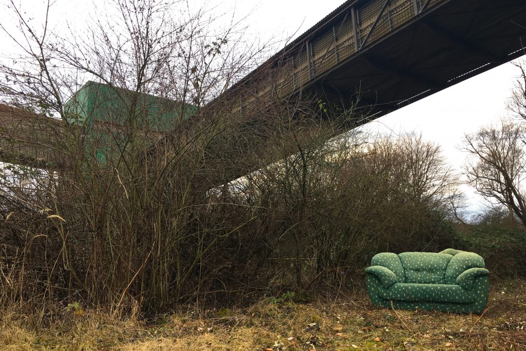 Ein ausrangiertes Sofa in Grevenbroich