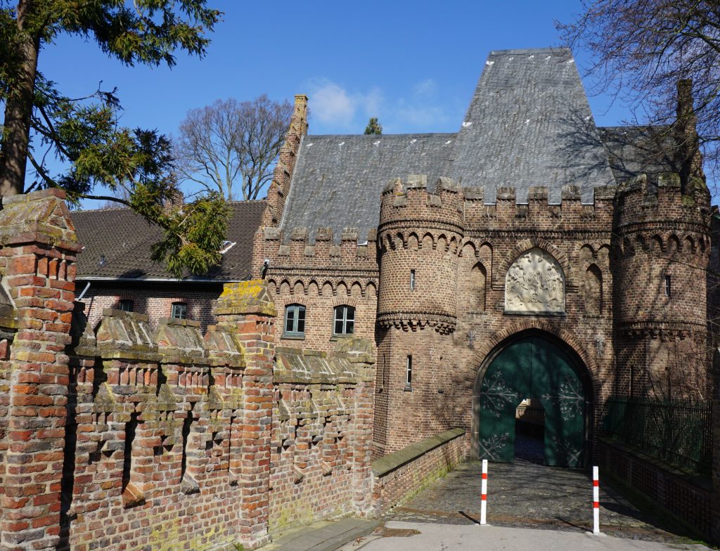 Das Eingangsportal von Schloss Paffendorf , Start der Rätselrunde durch Bergheim Paffendorf