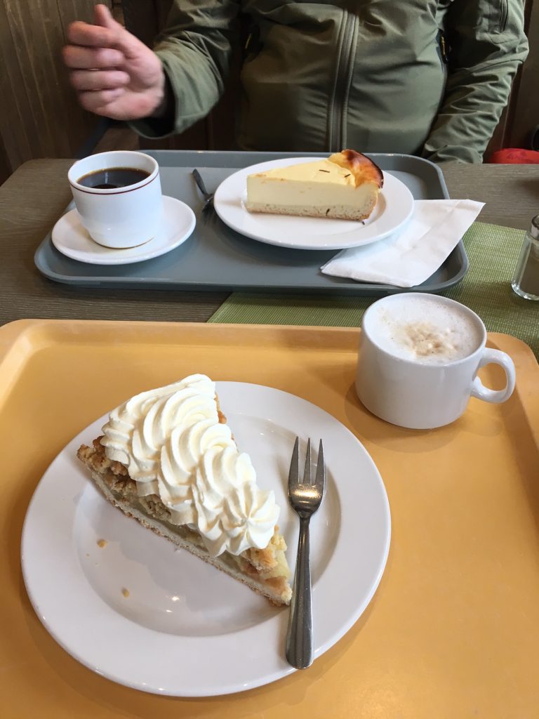 Kaffee und Kuchen in der Klostergaststätte