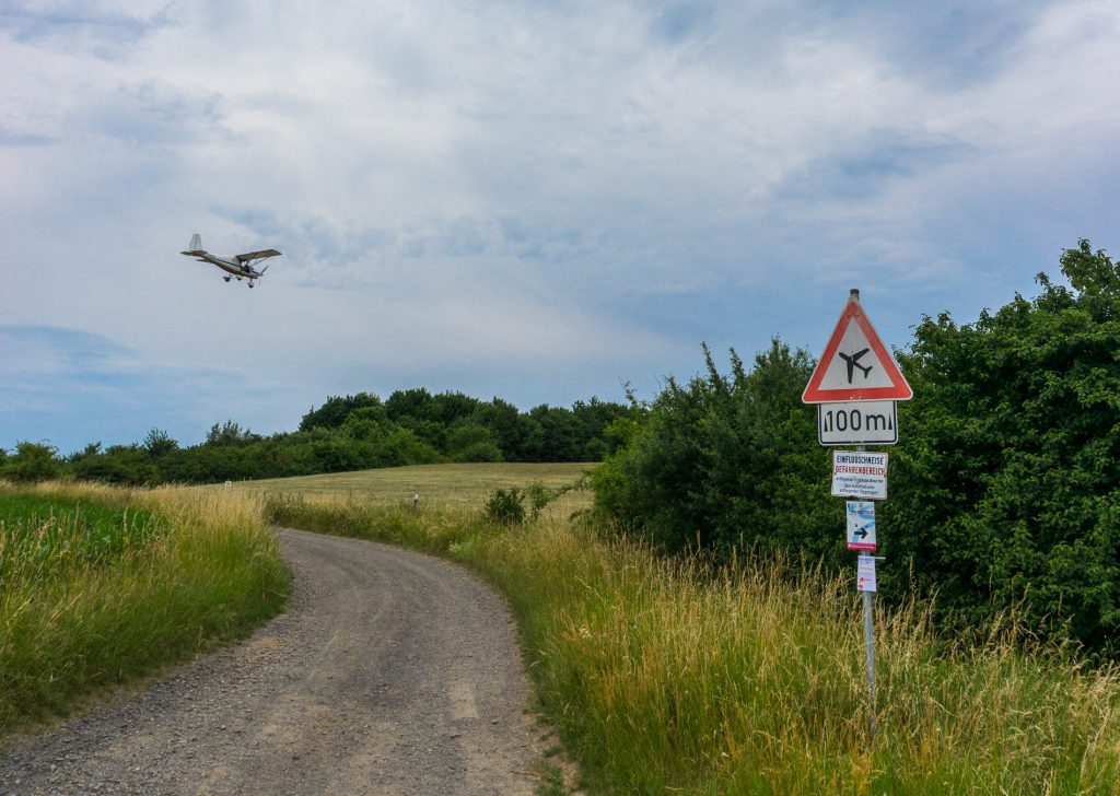 Ein Sportflugzeug landet auf der Bengener Heide