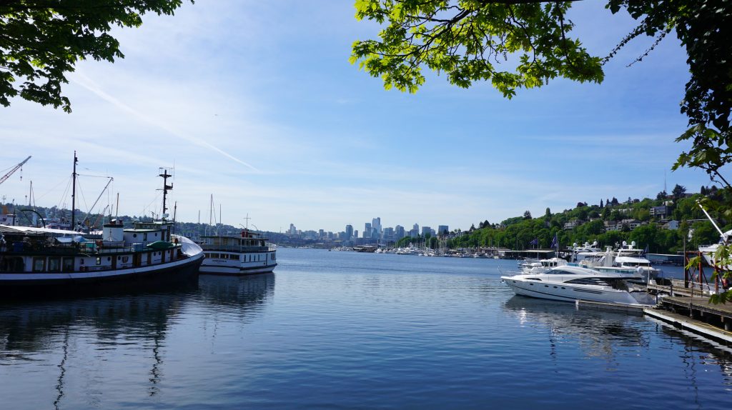 Blick über Lake Union auf Seattle