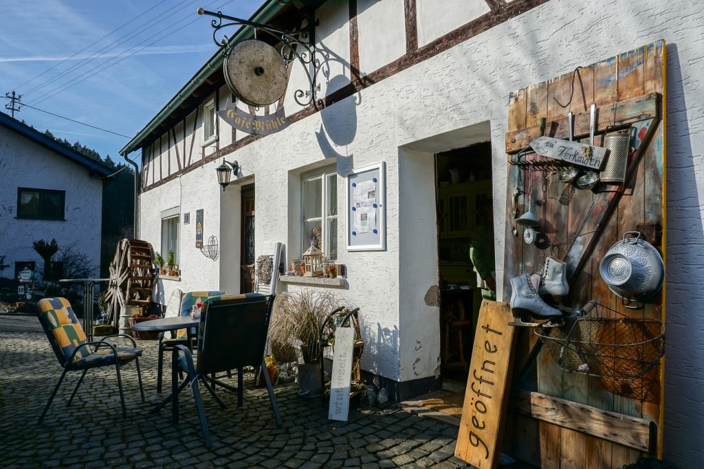 Eingang zum Café Dickendorfer Mühle auf dem Natursteig Sieg