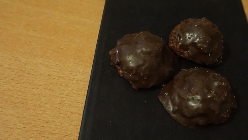 Drei mit Schokolade überzogene Amarena Plätzchen